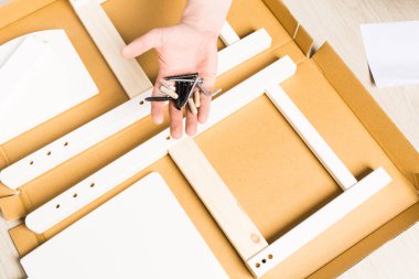 Adam el vida çivi mobilya yapılar ile Kraft kağıt altında tutar