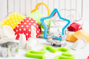 Kesme ve beyaz arka plan, yumuşak odak şekillerdeki pişirme renkli