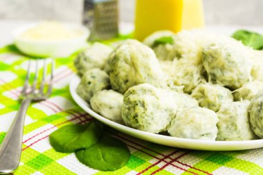 Ispanak gnocchi büyük beyaz tabak, Italyan Mutfagi