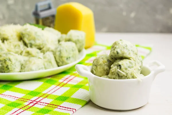 Ispanaklı peynirli gnocchi hafif arka plan beyaz seramik kavanoza