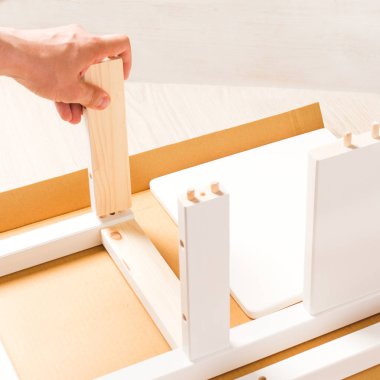 Adam beyaz arka plan üzerinde mobilya montaj