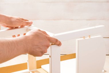 Adam el Beyaz arka plan üzerinde mobilya montaj