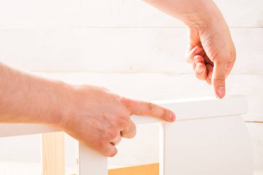 İki erkek el çocuk koltuğu kopya alanı ile montaj