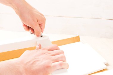 Mobilya tornavida ile erkek el kopya alanı ile ahşap mobilya montaj