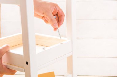 Kopya alanı ile beyaz arka plan üzerinde küçük çocuk koltuğu montaj