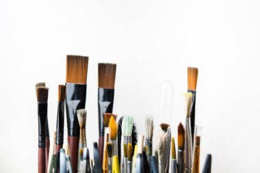 Çeşitli renkli kopya alanı ile beyaz arka plan üzerinde Sanat fırçalar kullanılır
