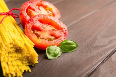 Makarna malzemeler - domates, fesleğen ve spahetti, kopya alanı ile İtalyan gıda
