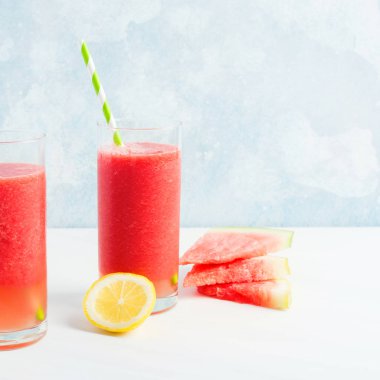 Kopya alanı mavi zemin üzerine limon ile taze karpuz güler yüzlü