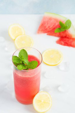 Alkolsüz taze karpuz mojito malzemelerle kopya alanı beyaz zemin üzerine