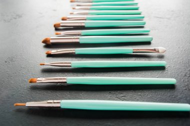 Doğrultusunda, seçici odak fırçaların kozmetik makyaj set