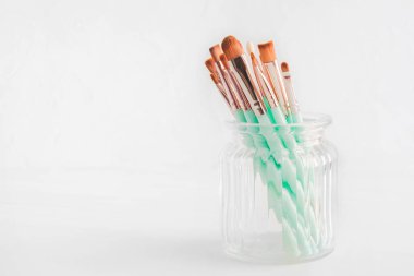 Cam açık renkli kopya alanı ile üzerinde çeşitli makyaj fırçaları