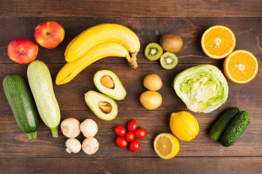 Farklı meyve ve sebzelerin üzerine ahşap masa, düz yatıyordu stili