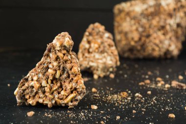 Peices kopya alanı ile koyu arka plan üzerinde şişirilmiş pirinç ve kuru üzüm ile çikolata kütlesinin