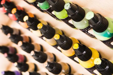 Coloful boyalar plastik şişelerde ile ahşap raf