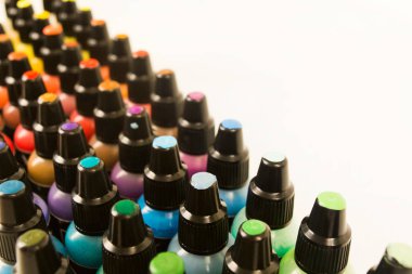 Kopya alanı, yumuşak odak ile kapak örnekleri ile sanat için renkli boya ile küçük plastik şişe