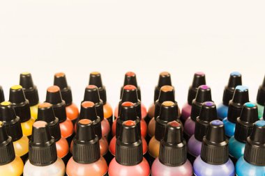 Beyaz arka plan, yumuşak odak üzerinde kopya alanı ile kapak örnekleri ile sanat için renkli boya ile küçük plastik şişe