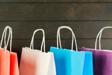 Sonbahar satış konsepti. Renkli ahşap arka plan kopya alanı ile kağıt torbalar alışveriş