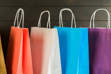 Kağıt torbalar alışveriş için. Ahşap arka plan üzerinde satış konsepti