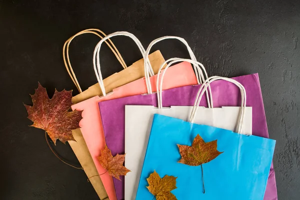 Shopping Sacs Papier Coloré Sur Fond Blond Avec Des Feuilles — Photo