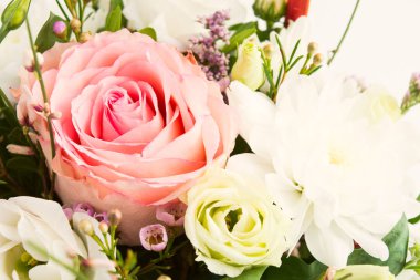 Küçük çiçekler, çiçek arka plan ile gül buketi