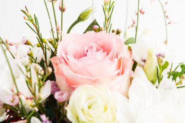 Beyaz gül ve küçük çiçekler Buket, seçici odak güzel pembe yumuşak gül