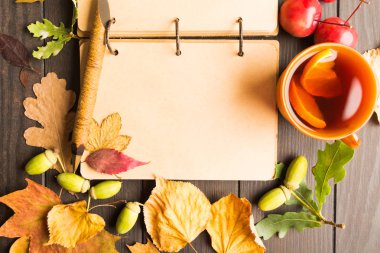 Lay vintage defter kalem ile sıcak çay limon ve kopya alanı, düz ahşap zemin üzerine sonbahar dekorasyon