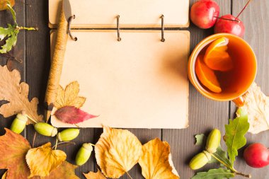 Limonlu, açık defter, sıcak çay ahşap arka planda, düz lay yaprak