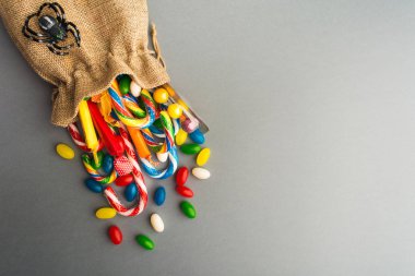Cadılar Bayramı kavramı kopya alanı, düz ile renkli şekerler örümcek ile malzeme paket içinde yatıyordu