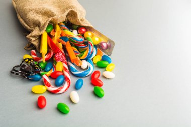 Kopya alanı ile gri arka plan üzerinde halloween örümcek ile malzeme şekerler üzerinden çeşitli şekerler