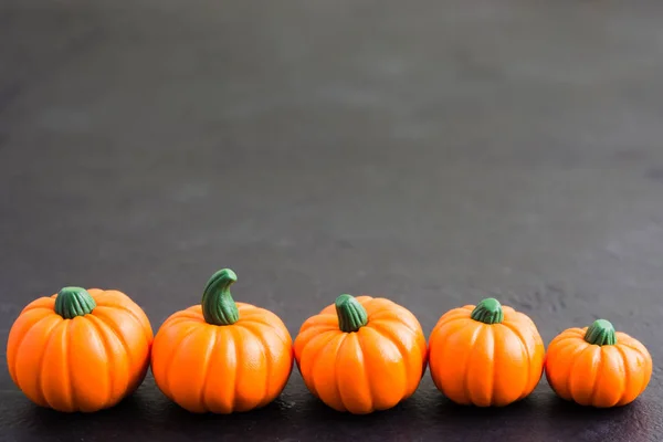 Falsa Decoración Calabaza Sobre Fondo Gris Con Espacio Para Copiar — Foto de Stock