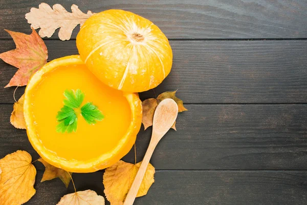 Sopa Calabaza Otoño Con Hojas Secas Sobre Fondo Madera Tendido — Foto de Stock