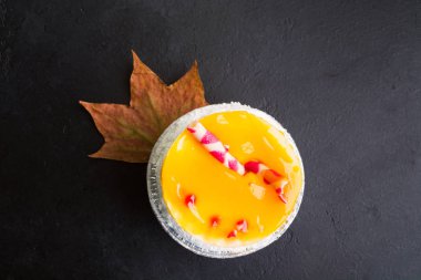 Kopya alanı, düz yatıyordu tarzı ile siyah arka plan üzerine şeker ile şekerli tatlı sarı