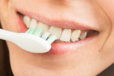 Elektrikli diş fırçası, seçici odak olan dişi beyaz sağlıklı diş görünümünü kapat