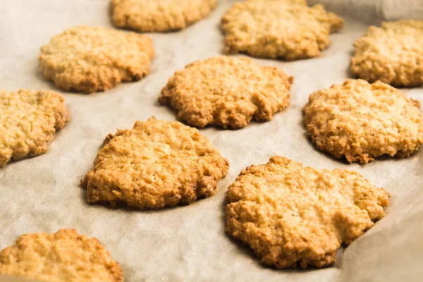 Frisch Gekochte Haferflockenplätzchen Aus Dem Backofen Über Backpapier Selektiver Fokus — Stockfoto