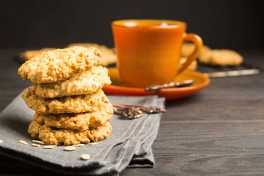Yulaf kopya alanı ile ahşap masa üzerinde kahverengi Kupası ile beş çerezlerin dikey yığın