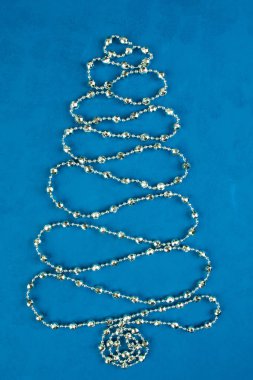 Noel dekorasyon ağaç gümüş mavi arka plan üzerinde garland Parlatıcı