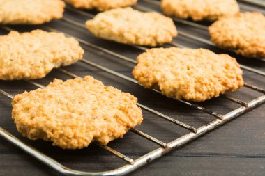 Yulaf ezmeli kurabiye pişirme pan, seçici odak üzerinde yemeye hazır