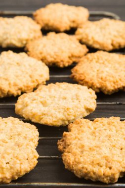 Ev yapımı yulaf ezmeli kurabiye pişirme pan, seçici odak, dikey atış üzerinde