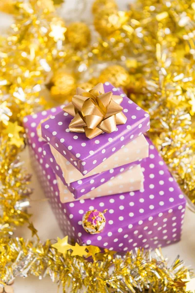 Elegante Beige Und Violette Lila Geschenkboxen Stapeln Sich Mit Schleife — Stockfoto