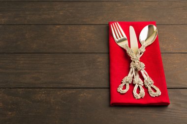 Sofra set kırmızı doku üzerinde kopya alanı ile ahşap masa üzerinde