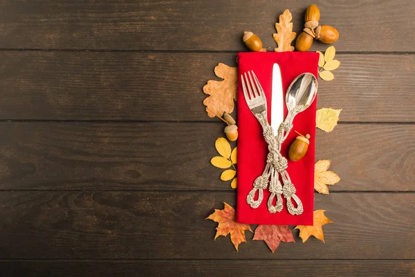 Mesa Acción Gracias Otoño Con Vajilla Tejido Rojo Sobre Mesa — Foto de Stock