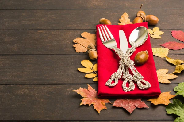 Mesa Acción Gracias Otoño Con Vajilla Tejido Rojo Sobre Mesa — Foto de Stock