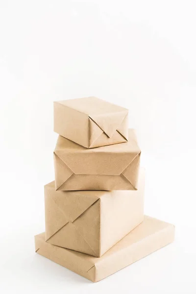 Empilement Boîtes Enveloppées Artisanat Pour Livraison Sur Fond Blanc — Photo