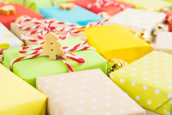 Kleiner Weihnachtsbaum Auf Geschenke Viele Weihnachtsgeschenke Selektiver Fokus — Stockfoto