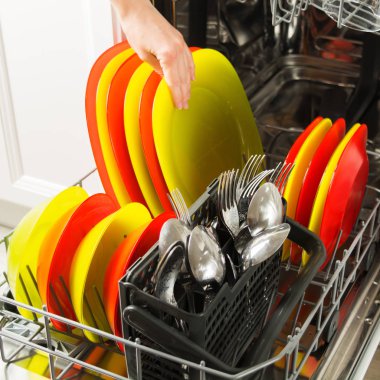 El temiz renkli yemek açık bulaşık, seçici odak ile