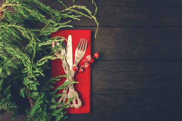 Weihnachtliche Tischdekoration Mit Tannenbaumschmuck Mit Kopierraum Flach Gelegt — Stockfoto