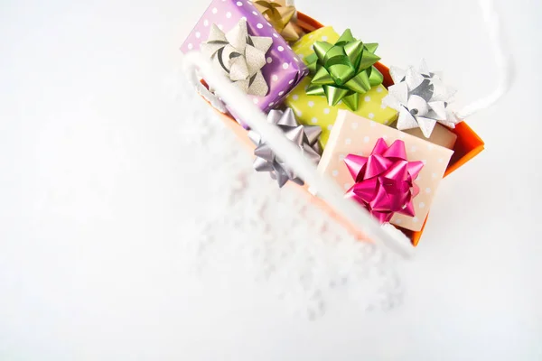 Weihnachtsgeschenke Einkaufstasche Flach Auf Weißem Hintergrund Mit Kopierraum — Stockfoto