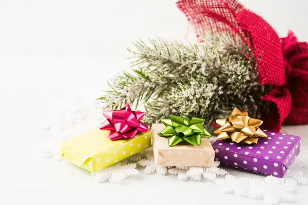 Weihnachts Und Neujahrsgeschenke Mit Tannenbaumdekoration Auf Weißem Hintergrund Mit Kopierraum — Stockfoto