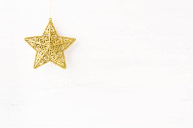 Beyaz ahşap arka plan kopya alanı ile üzerinde Noel altın yıldız süsleme