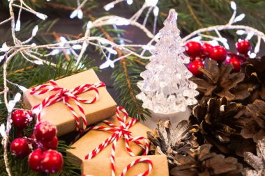 Süsler, Noel ve yeni yıl arka plan sunar, çam ağacı ve garland, seçici odak